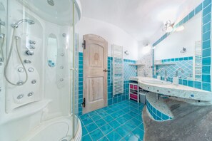 Douche, sèche-cheveux, serviettes fournies