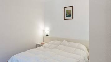 1 slaapkamer, een strijkplank/strijkijzer, gratis wifi, beddengoed