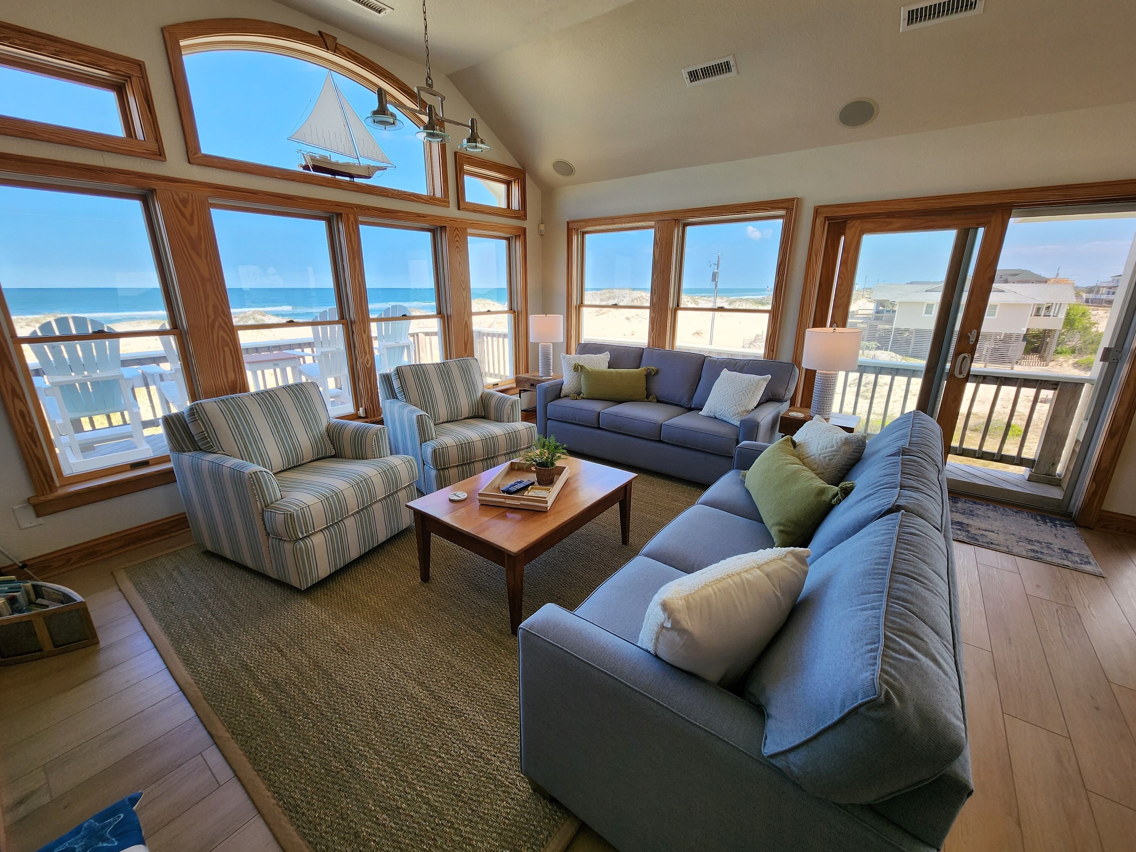 TV connectée, cheminée, baby-foot, livres