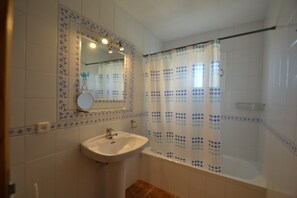 Badewanne, Haartrockner, Handtücher