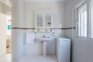 أحواض استحمام، مجففات شعر، مناشف