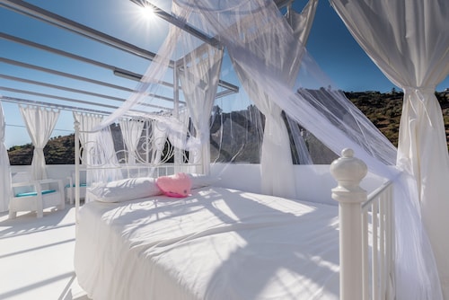 Andalusian Home with Pool, Rooftop Terrace "Love under the Stars" & Mountain View