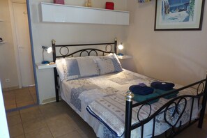 1 slaapkamer, een strijkplank/strijkijzer, gratis wifi, beddengoed