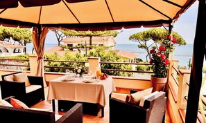 Outdoor dining - Spacious Villa Ro with Sea View, Mountain View, Wi-Fi, Balcony (Perd'e Sali)