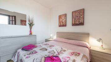 4 Schlafzimmer, BĂŒgeleisen/BĂŒgelbrett, kostenloses WLAN, BettwĂ€sche