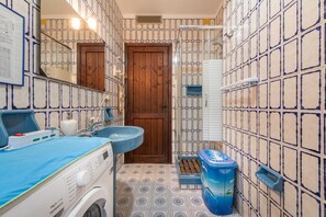 Baignoire, sèche-cheveux, serviettes fournies