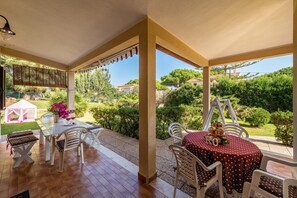 Outdoor dining - Spacious Villa Ro with Sea View, Mountain View, Wi-Fi, Balcony (Perd'e Sali)
