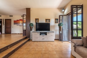 TV - Spacious Villa Ro with Sea View, Mountain View, Wi-Fi, Balcony (Perd'e Sali)