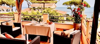 Spacious Villa Ro with Sea View, Mountain View, Wi-Fi, Balcony