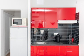 Kühlschrank, Mikrowelle, Herdplatte, Wasserkocher mit Kaffee-/Teezubehör