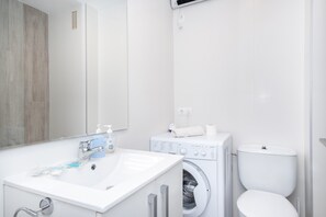 Een douche, gratis toiletartikelen, handdoeken