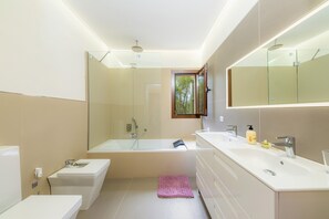 Tina, amenidades de baño gratuitas, secadora de cabello, toallas 