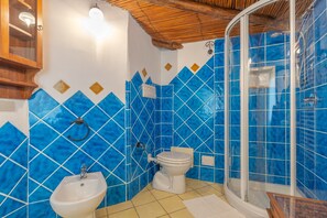 Regadera, secadora de cabello, toallas 