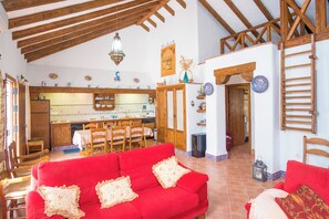 Televisión y chimenea 