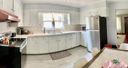 Minutes to all the Adventure! Little Italy 2BR Niagara Wonder"Falls" â€đŠ