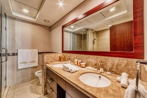 Duschwanne, Haartrockner, Bidet, Handtücher