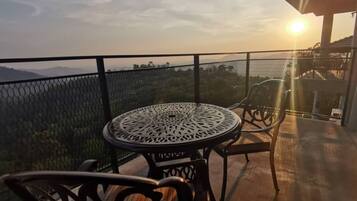 Panoramic Room with Balcony | Terrass/Patio