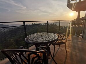 Panoramic Room with Balcony | Terrasse/Patio