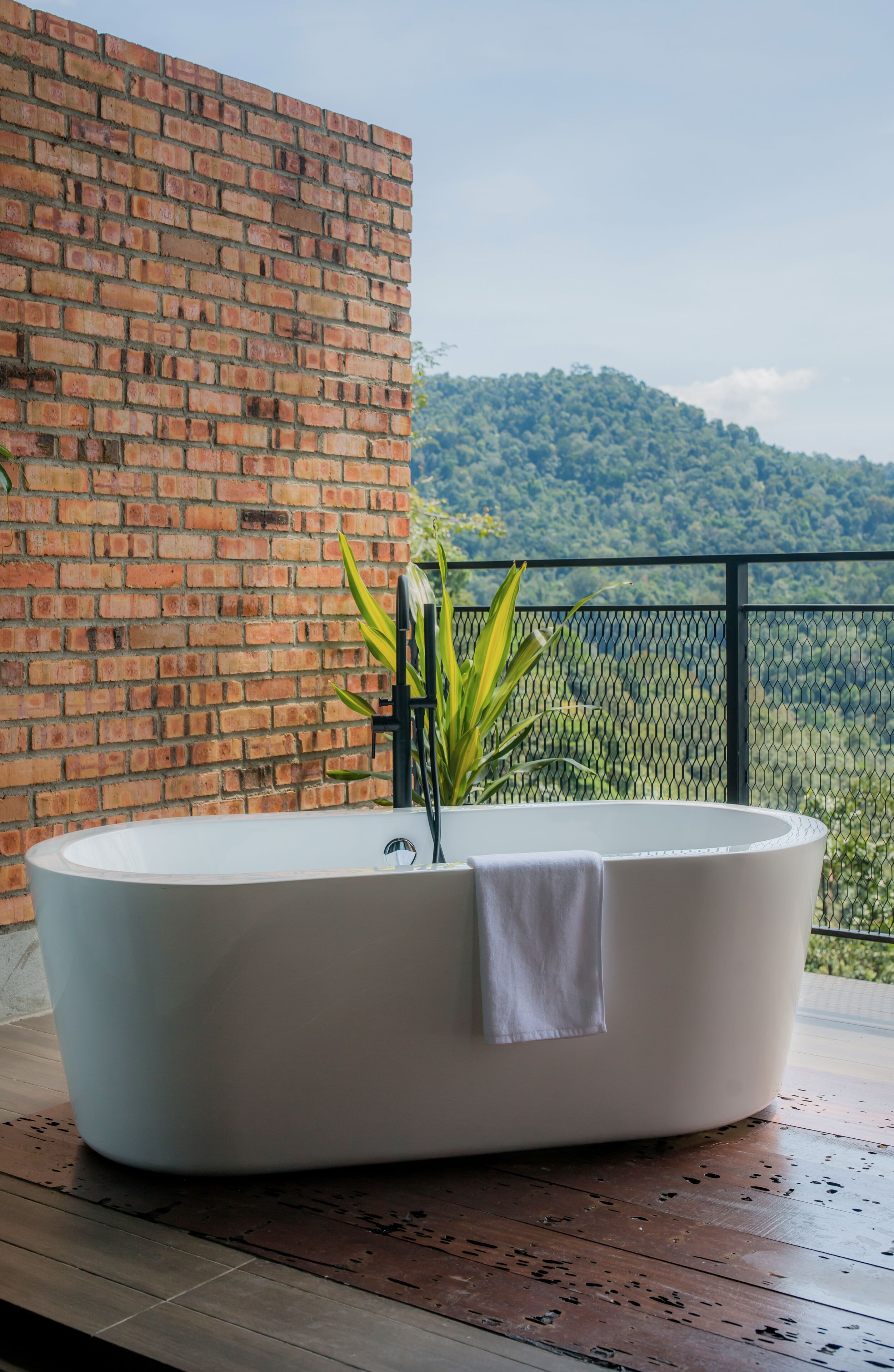 Luxury Room with Balcony | Bathroom | Free toiletries, hair dryer, slippers, towels