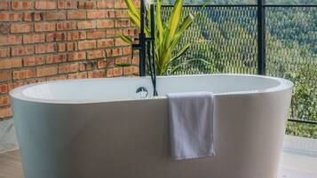 Luxury Room with Balcony | Bathroom | Free toiletries, hair dryer, slippers, towels