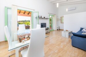 TV - Air-Conditioned Holiday Home by the Sea with Pool, Garden, Terrace & Wi-Fi (Son Servera)