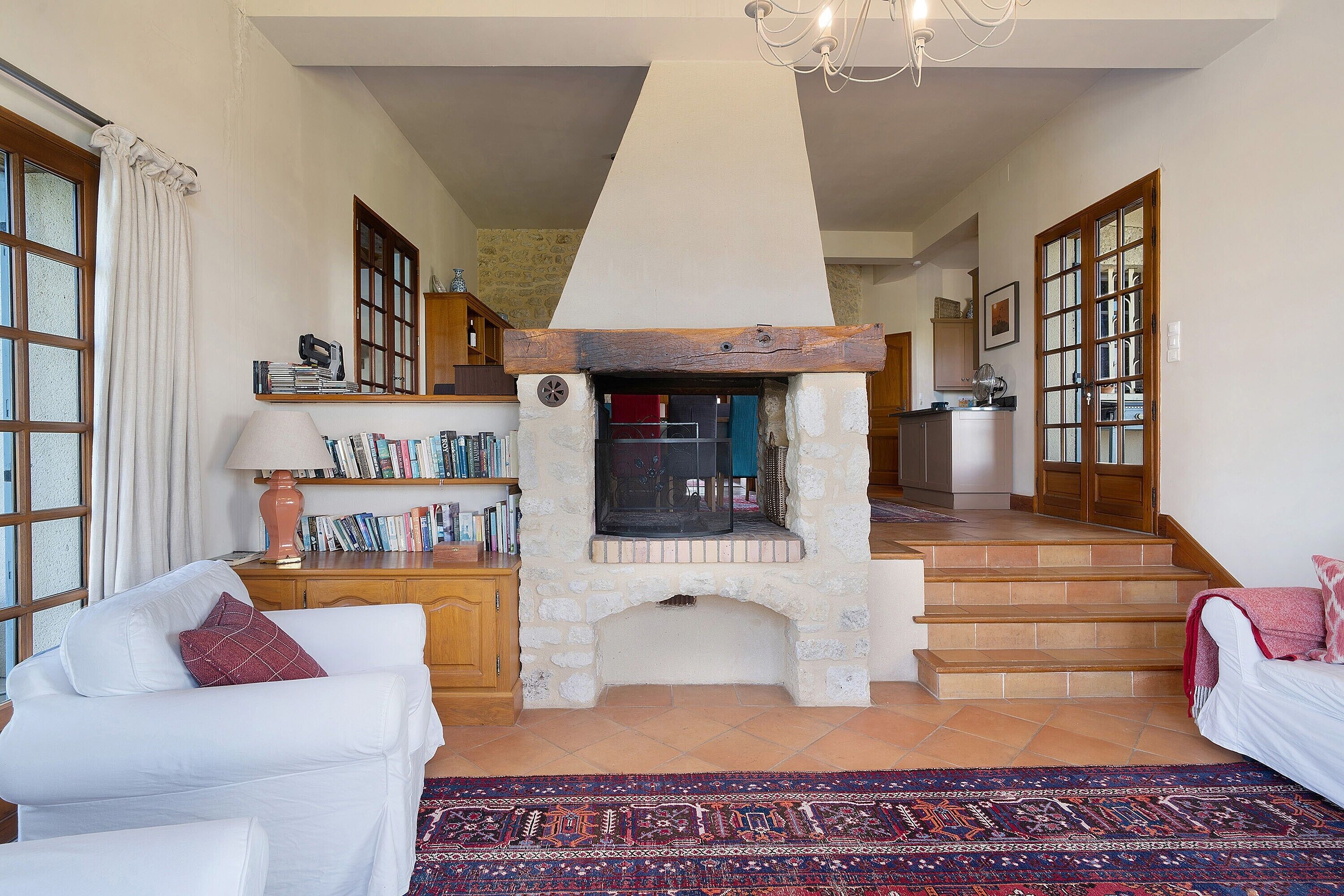 Televisión, chimenea, reproductor de DVD y tenis de mesa 