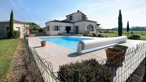 A house with a swimming pool, a garden with potted plants, and a fence. - La Maison – Spacious Country Home with Pool and Lush Garden (Villeneuve de Duras)