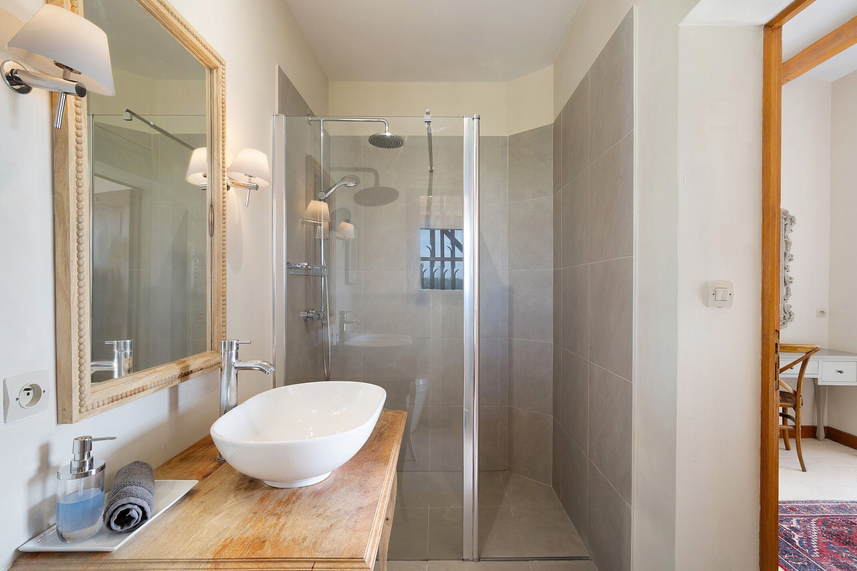 Bathtub, free toiletries, hair dryer, towels