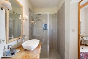 Bañera, artículos de higiene personal gratuitos y secador de pelo