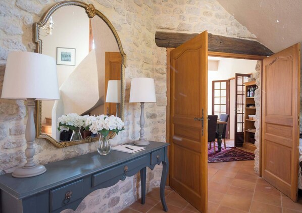 6 soverom, strykejern/-brett, wi-fi (inkludert) og sengetøy