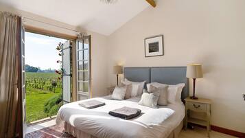 6 bedrooms, iron/ironing board, free WiFi, bed sheets