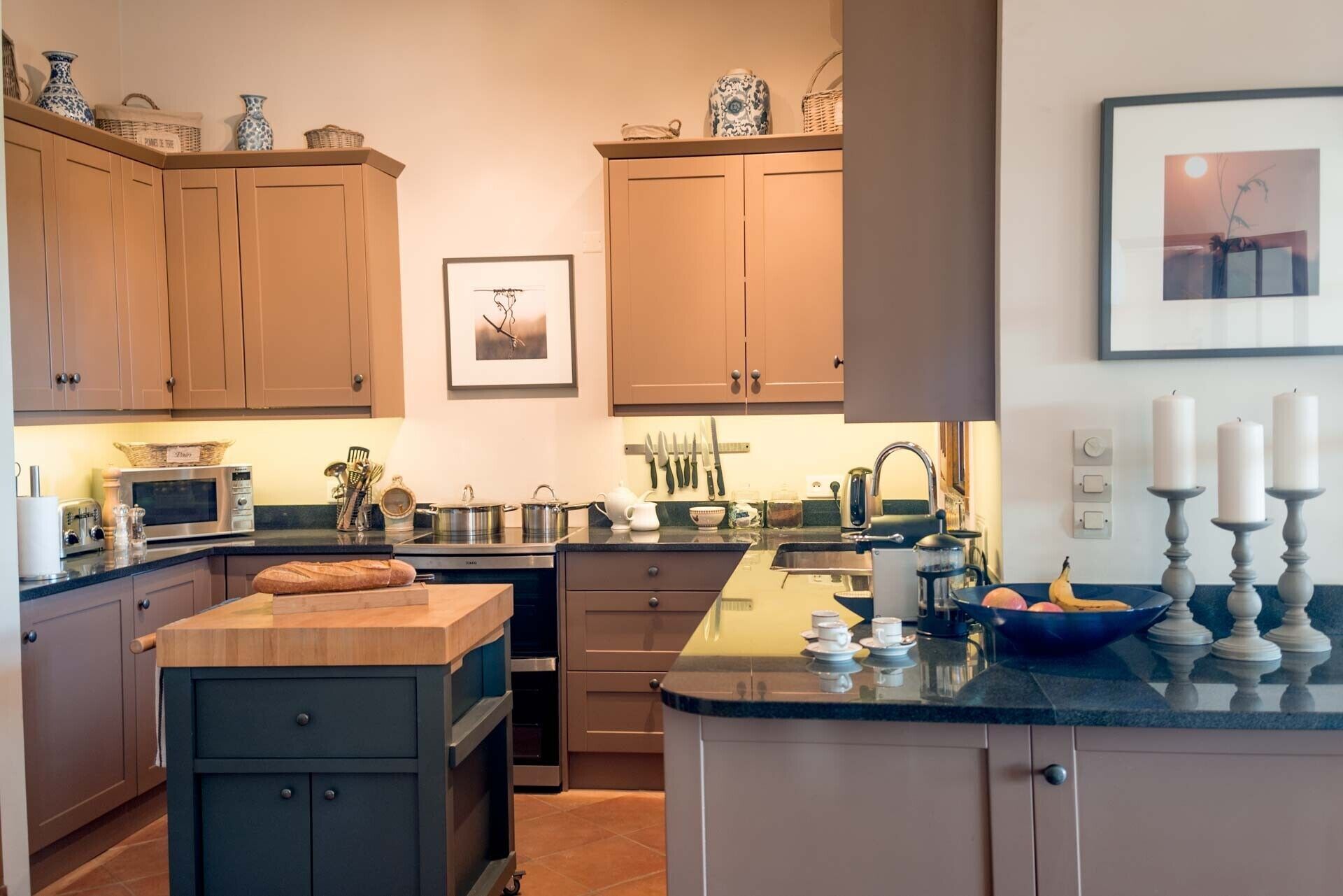 冷蔵庫、電子レンジ、オーブン、コンロ