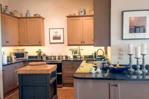 Fridge, microwave, oven, stovetop - La Maison – Spacious Home with Pool and Large Garden (Villeneuve de Duras)