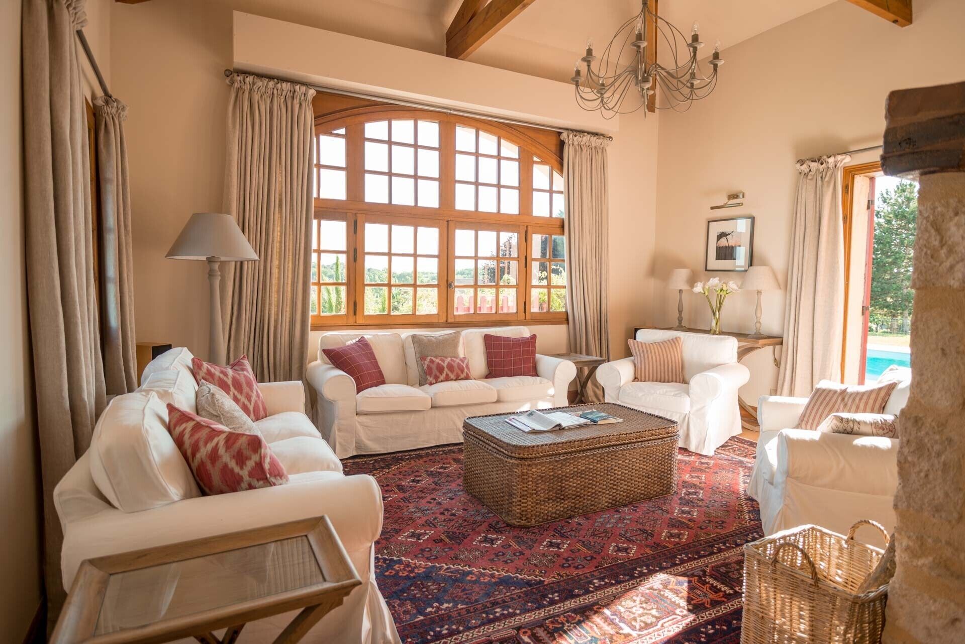 テレビ、暖炉、DVD プレーヤー、卓球台