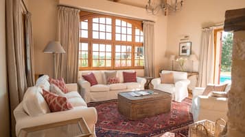 TV, fireplace, DVD player, ping pong