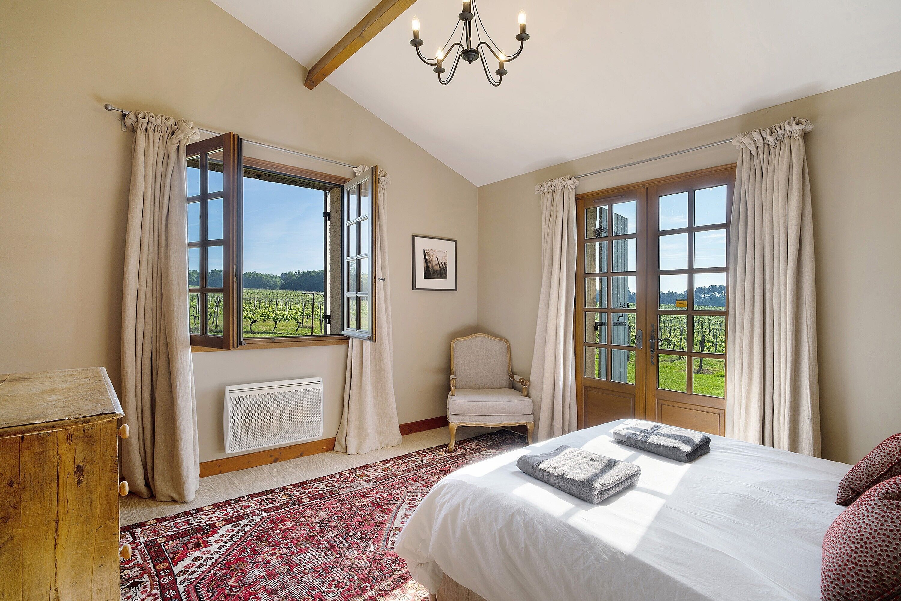 6 bedrooms, desk, iron/ironing board, free WiFi