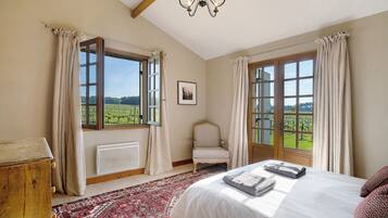 6 bedrooms, desk, iron/ironing board, free WiFi