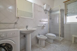 Douche, sèche-cheveux, serviettes fournies