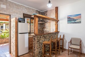 Kjøleskap, mikrobølgeovn, kokeplater og kaffetrakter/tekoker