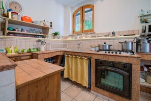 Fridge, oven, stovetop, coffee/tea maker