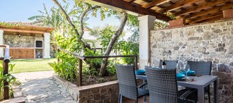 Charming Apartment with Beautiful Pool, Jacuzzi, Patio, & Wi-Fi