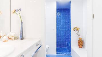 Badewanne, kostenlose Toilettenartikel, Haartrockner, Handtücher