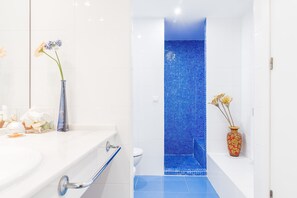 Bathtub, free toiletries, hair dryer, towels