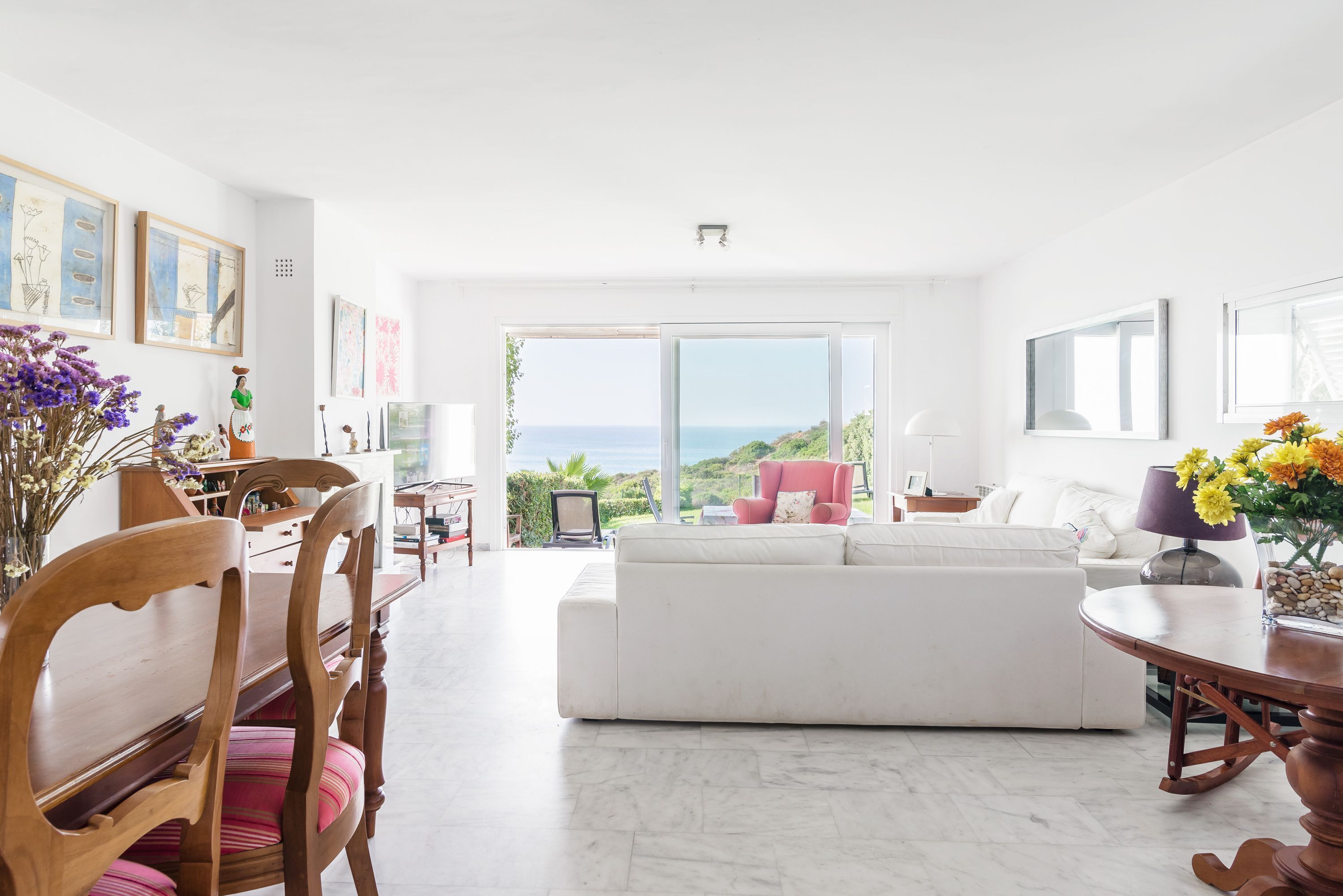 Televisión, chimenea, consola de videojuegos, reproductor de DVD