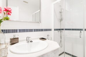 Bathtub, free toiletries, hair dryer, towels