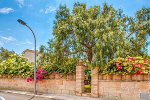 Property grounds - Charming Home with Pool, Generous Terrace, Garden and Wi-Fi (Llucmajor)