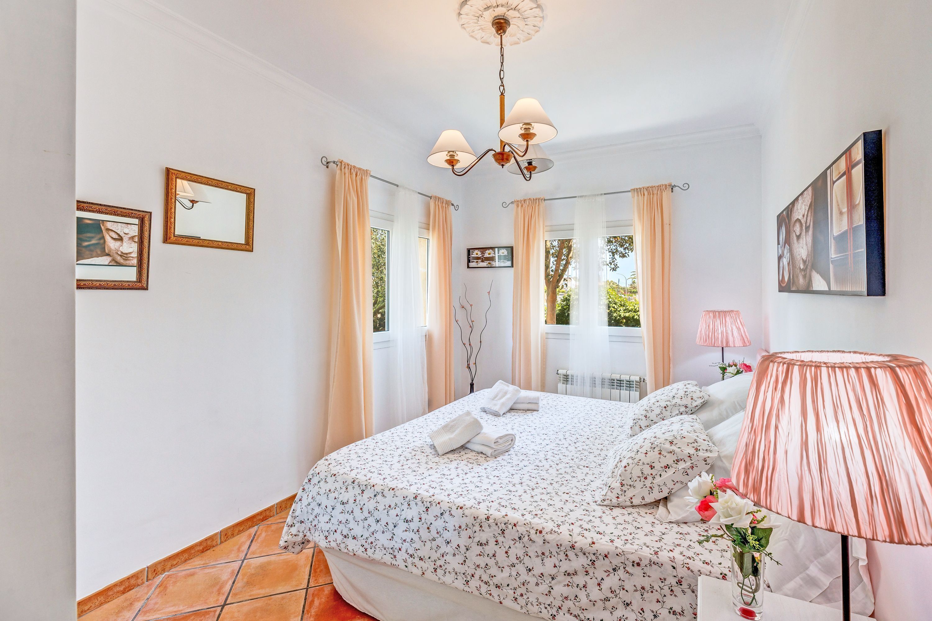 2 slaapkamers, een strijkplank/strijkijzer, gratis wifi, beddengoed