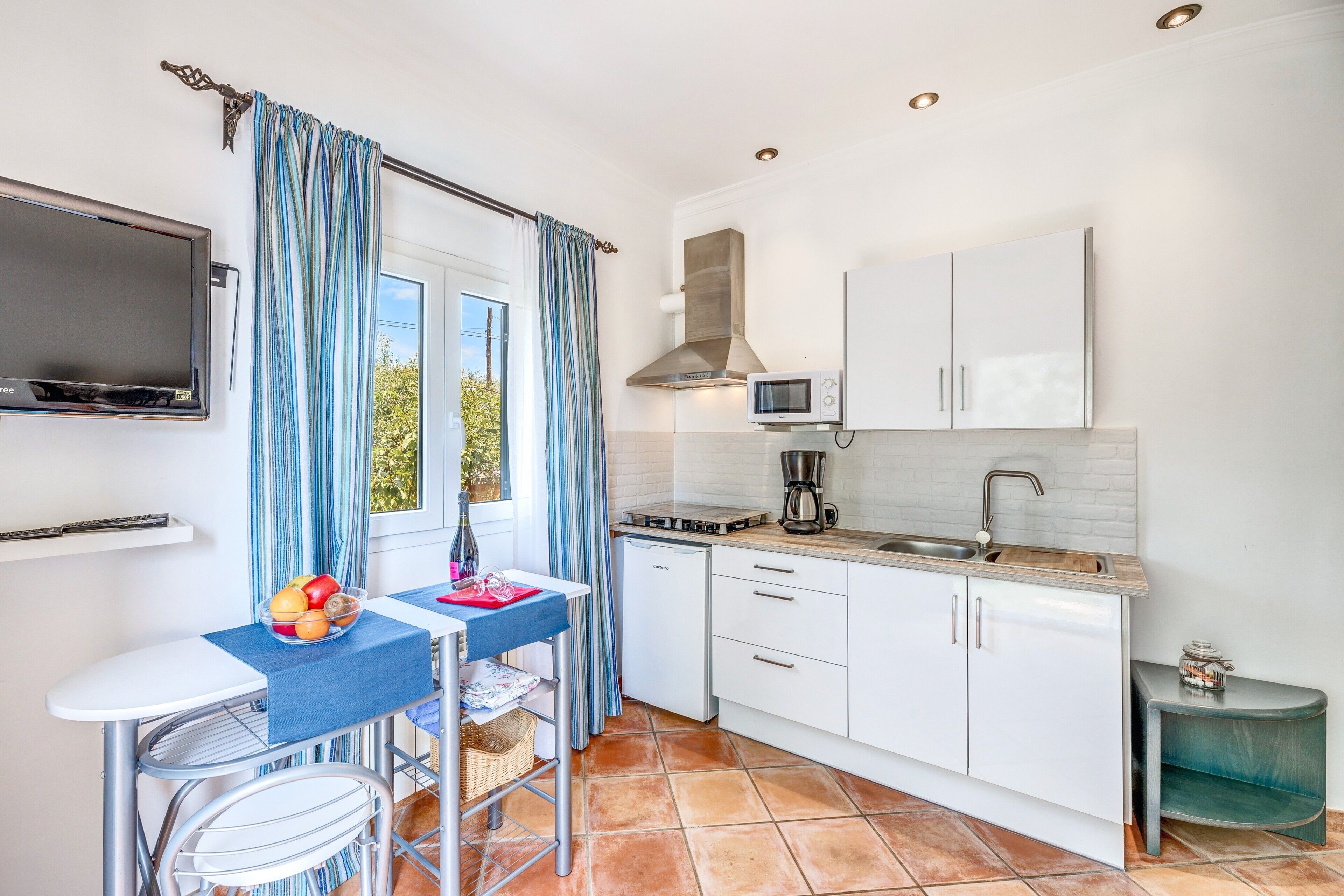 Een koelkast, een magnetron, een kookplaat, een vaatwasser