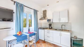 Een koelkast, een magnetron, een kookplaat, een vaatwasser