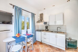 Fridge, microwave, stovetop, dishwasher - Charming Home with Pool, Generous Terrace, Garden and Wi-Fi (Llucmajor)